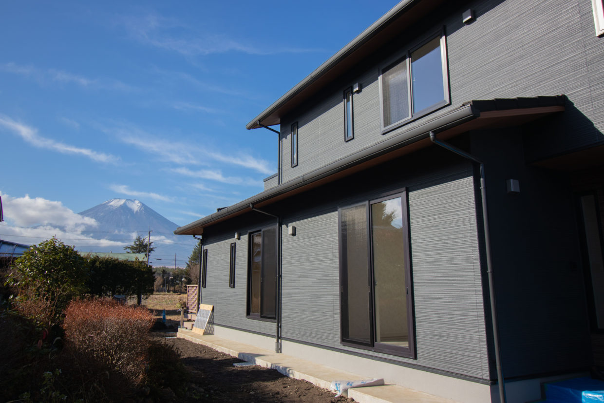 富士山を望む二世帯の家