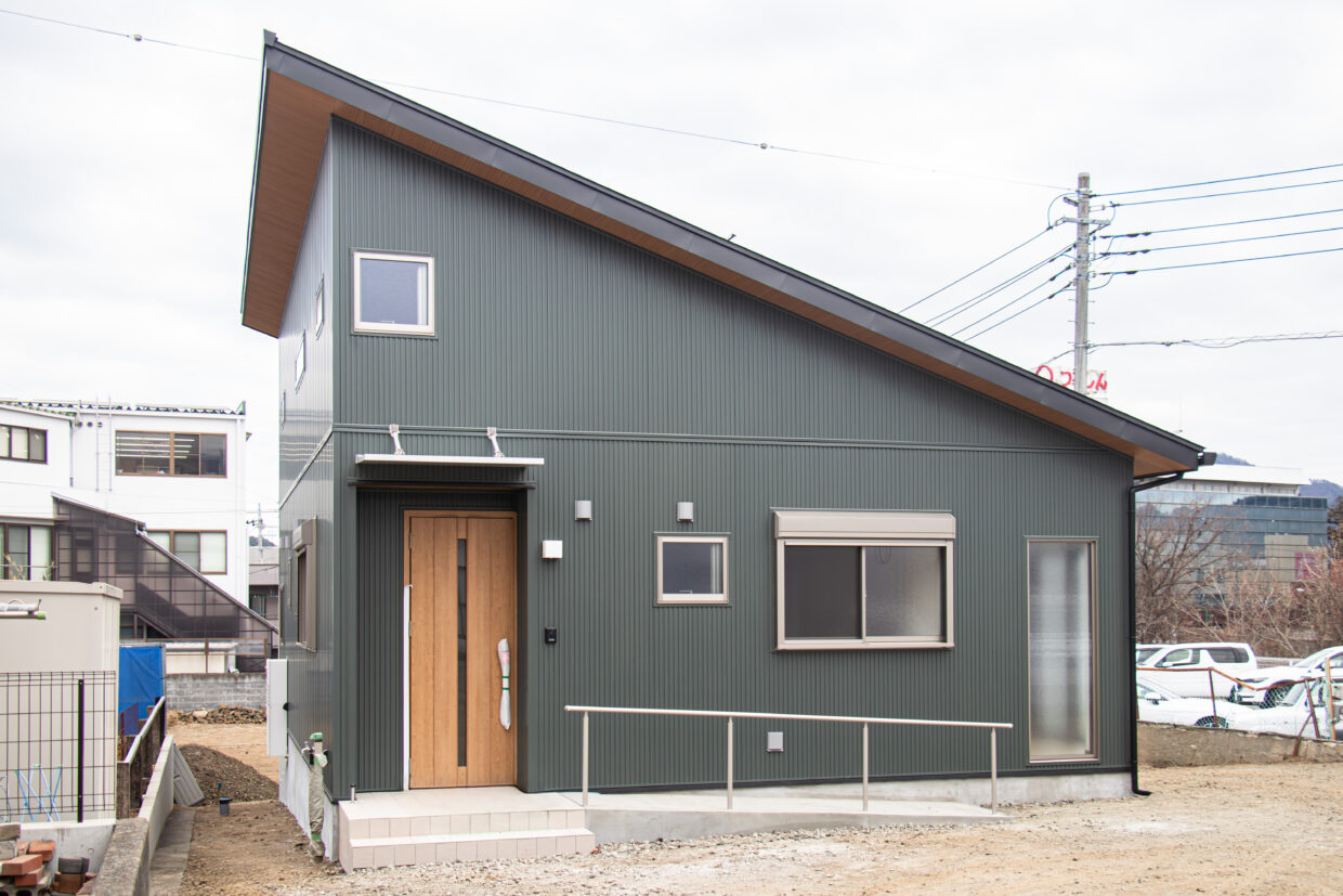 【1.5階建てスタイルの平屋】大容量の小屋裏とサンルームで、「平屋の課題」をスマートに解決した29坪の住まい